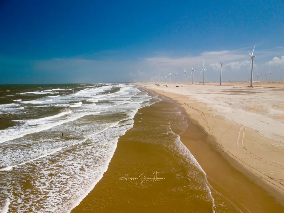 Faixa de praia e mar