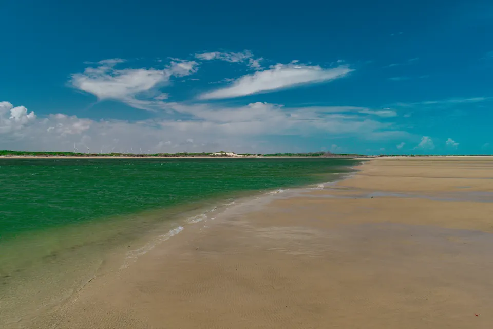 Praia de águas verdes em Paulino Neves