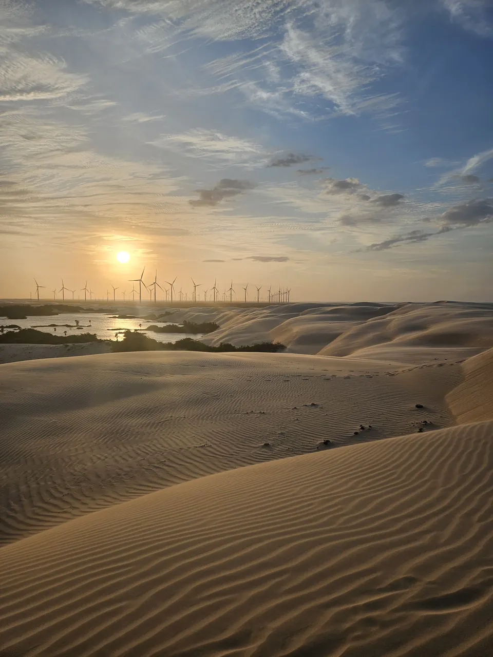 Pôr do sol entre dunas